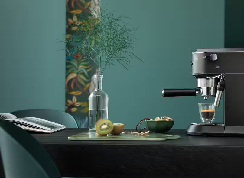 DeLonghi Dedica Style Pump Espresso Machine, EC685.BK